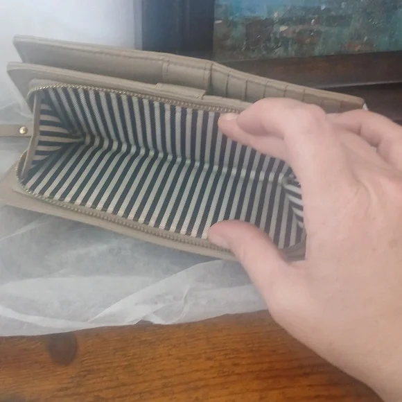 Kate Spade Tan Wallet Timeless Design High-Quality Material - Picture 7 of 9